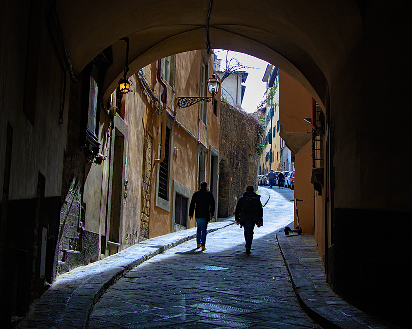 Spaziergang durch die versteckten Gassen von Florenz im Stadtviertel Oltrarno