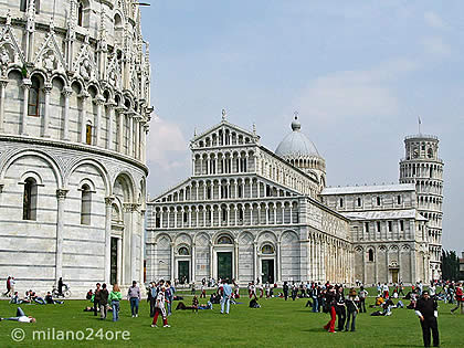 Pisa Der Schiefe Turm In Piazza Dei Miracoli